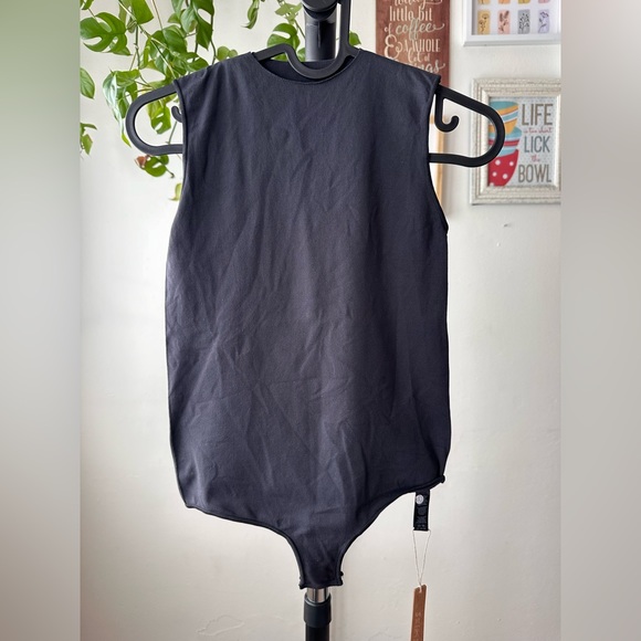 NWT SKIMS ESSENTIAL CREW NECK SLEEVELESS BODYSUIT ONYX - Picture 6 of 6